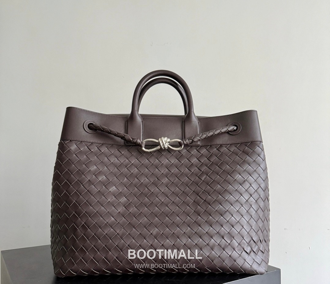 Bottega Veneta Andiamo Voyager Intrecciato Calfskin Leather Black Travel Tote Bag 보테가베네타 안디아모 보이저 인트레치아토 카프스킨 레더 블랙 트래블 토트백 20192380 43cm 1