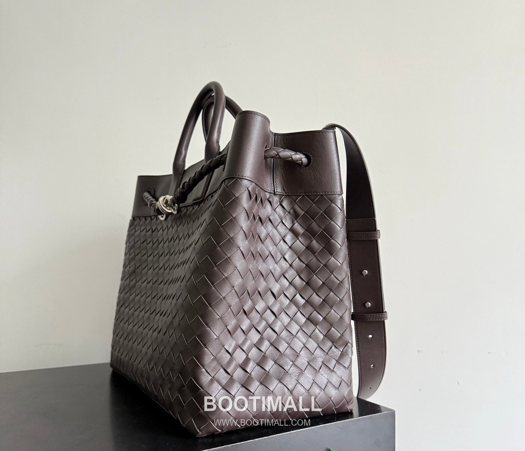 Bottega Veneta Andiamo Voyager Intrecciato Calfskin Leather Black Travel Tote Bag 보테가베네타 안디아모 보이저 인트레치아토 카프스킨 레더 블랙 트래블 토트백 20192380 43cm 2