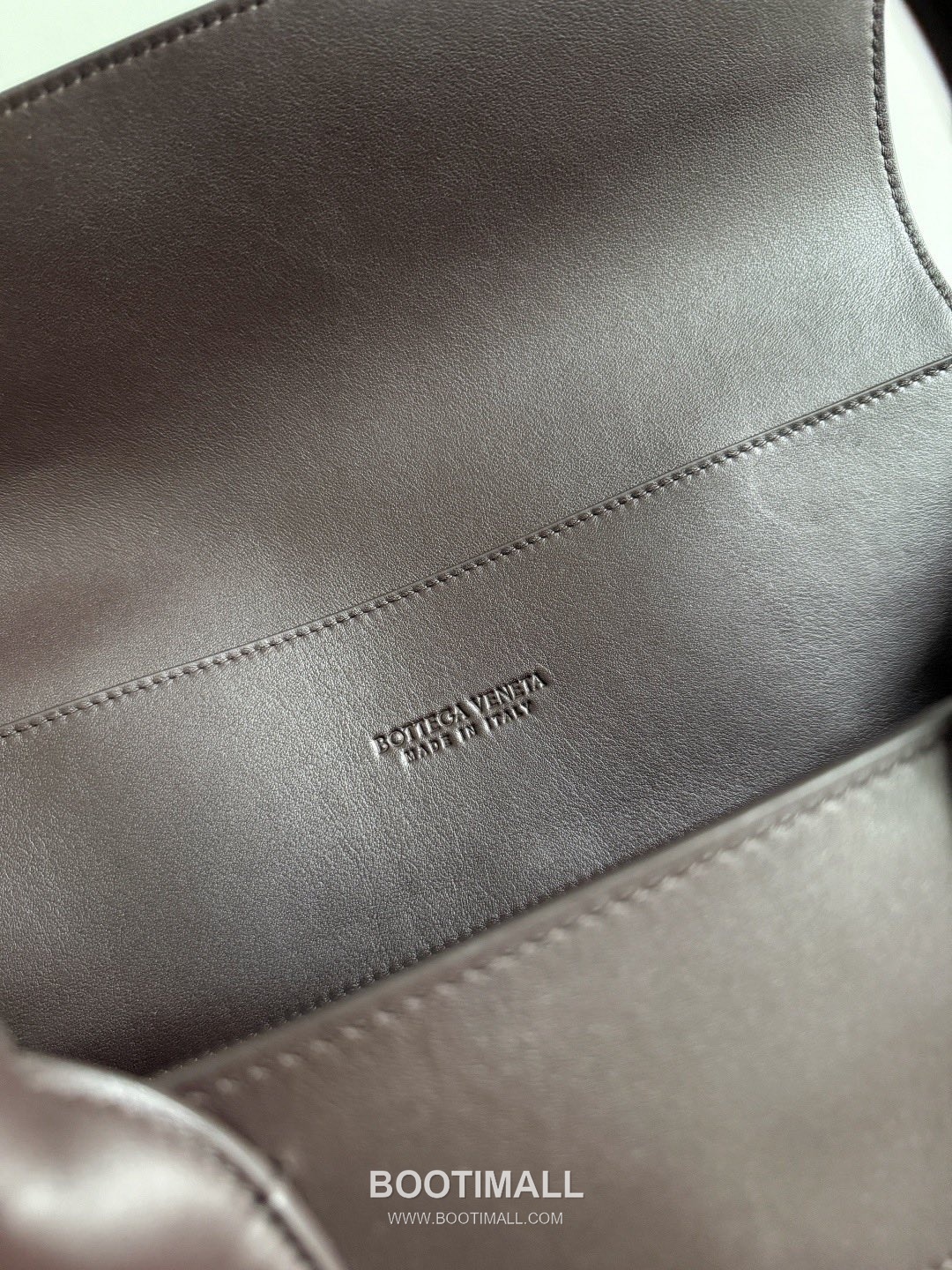 Bottega Veneta Andiamo Voyager Intrecciato Calfskin Leather Black Travel Tote Bag 보테가베네타 안디아모 보이저 인트레치아토 카프스킨 레더 블랙 트래블 토트백 20192380 43cm 9