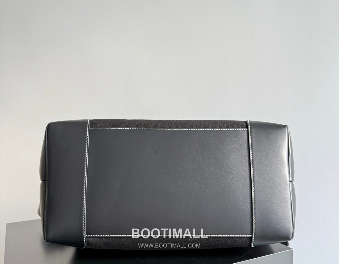 Bottega Veneta Andiamo Voyager Calfskin Canvas Leather Black Drawstring Travel Tote Bag 보테가베네타 안디아모 보이저 카프스킨 캔버스 레더 블랙 드로스트링 트래블 토트백 43cm 12