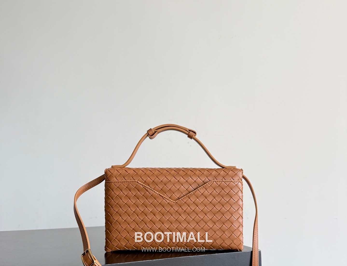 Bottega Veneta Knot Lock Lambskin Leather Black Top Handle Shoulder Bag 보테가베네타 노트락 램스킨 레더 블랙 탑핸들 숄더백 20191180 25cm 3