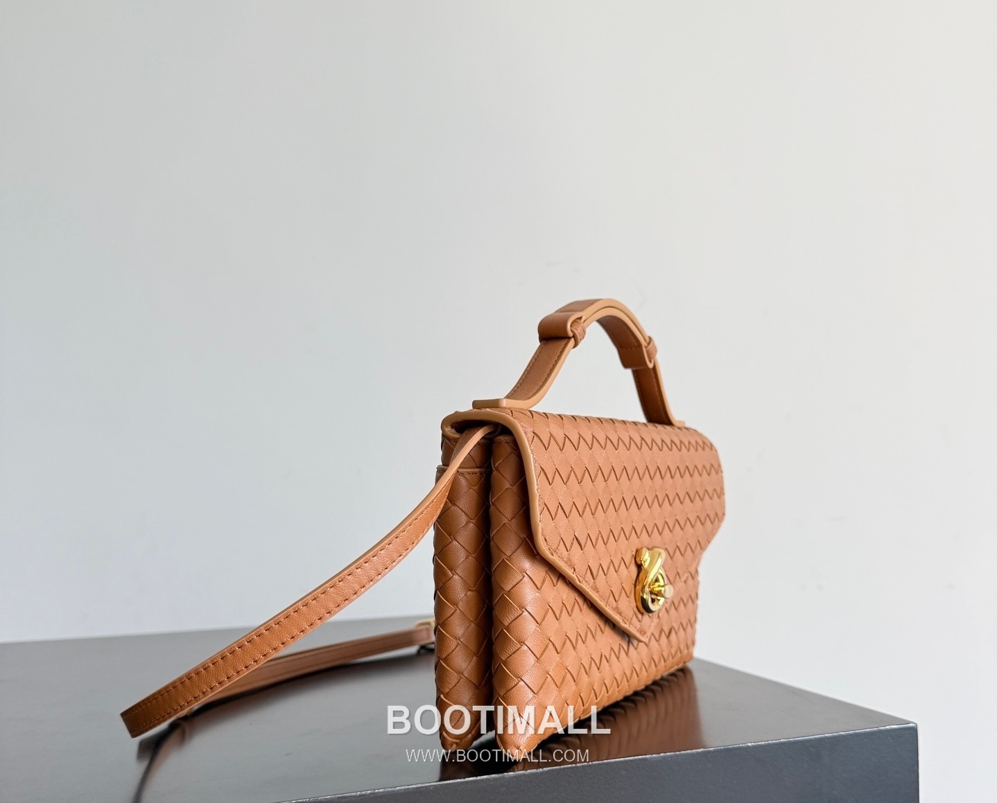 Bottega Veneta Knot Lock Lambskin Leather Black Top Handle Shoulder Bag 보테가베네타 노트락 램스킨 레더 블랙 탑핸들 숄더백 20191180 25cm 4