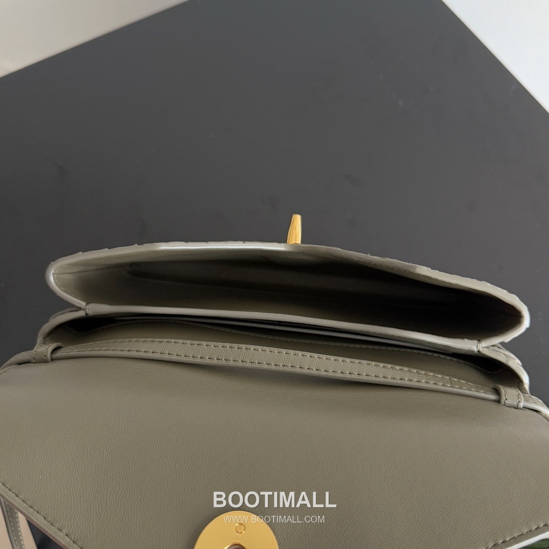 Bottega Veneta Knot Lock Lambskin Leather Black Top Handle Shoulder Bag 보테가베네타 노트락 램스킨 레더 블랙 탑핸들 숄더백 20191180 25cm 12