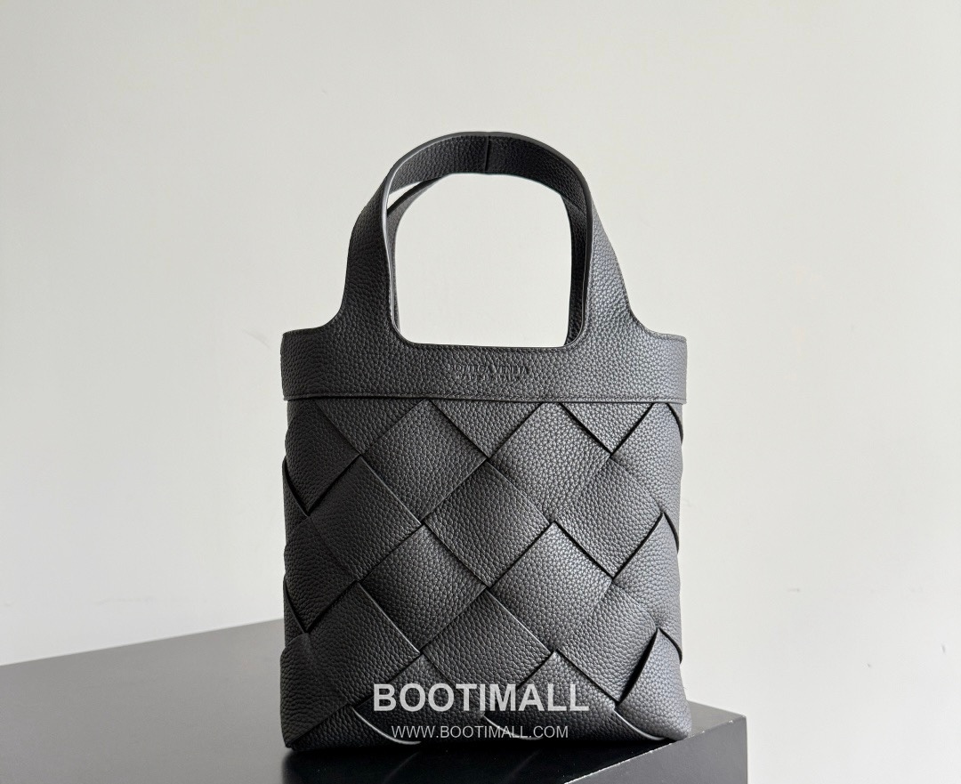 Bottega Veneta Diago Intrecciato Grained Calfskin Leather Black Crossbody Shoulder Bag 보테가베네타 디아고 인트레치아토 그레인 카프스킨 레더 블랙 크로스바디 숄더백 20145019 25cm 1