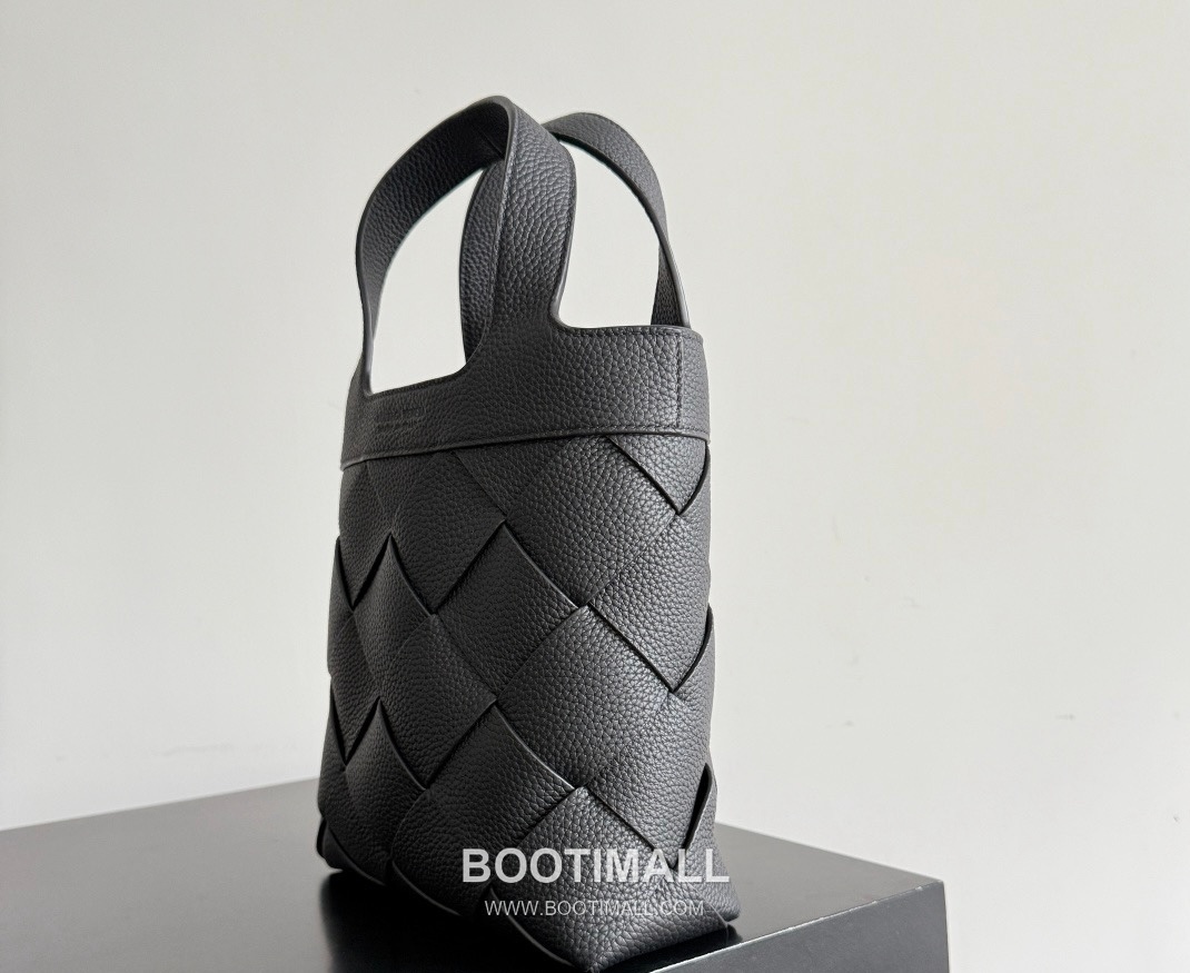 Bottega Veneta Diago Intrecciato Grained Calfskin Leather Black Crossbody Shoulder Bag 보테가베네타 디아고 인트레치아토 그레인 카프스킨 레더 블랙 크로스바디 숄더백 20145019 25cm 2