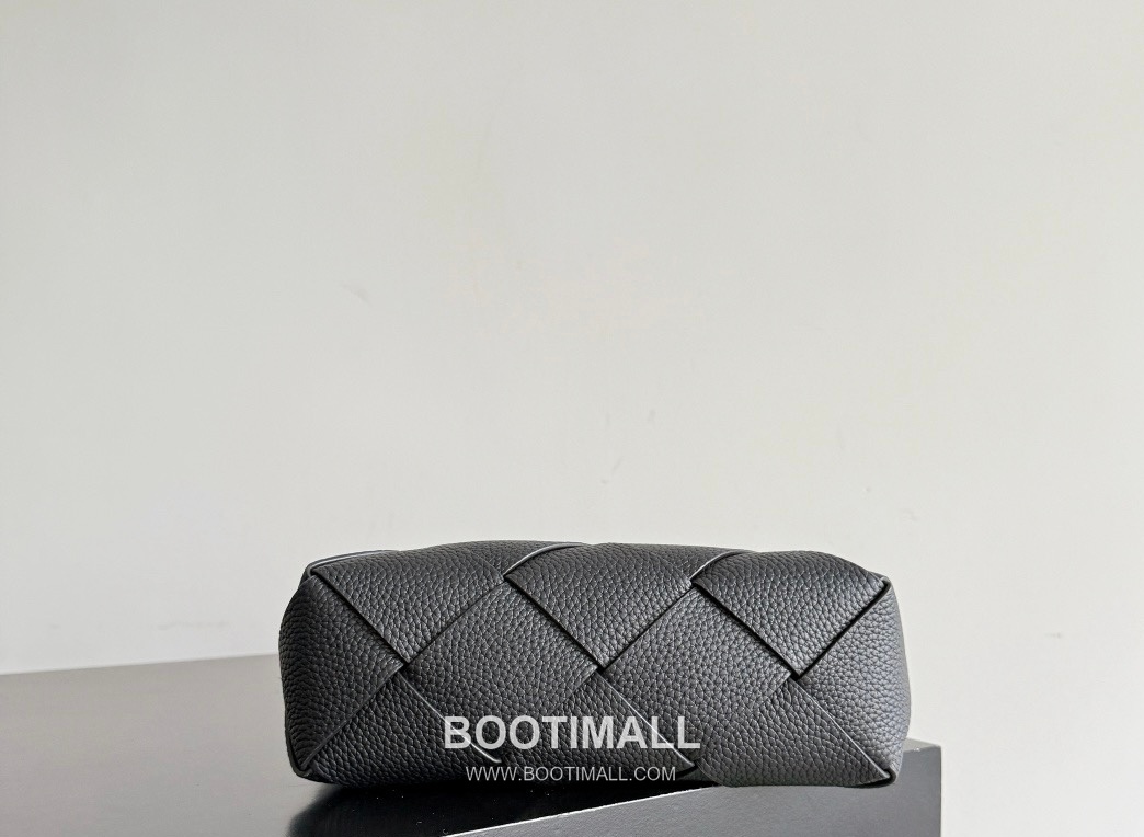 Bottega Veneta Diago Intrecciato Grained Calfskin Leather Black Crossbody Shoulder Bag 보테가베네타 디아고 인트레치아토 그레인 카프스킨 레더 블랙 크로스바디 숄더백 20145019 25cm 3