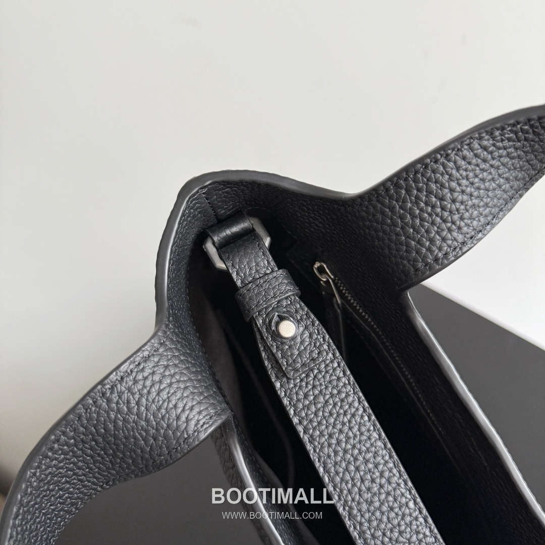 Bottega Veneta Diago Intrecciato Grained Calfskin Leather Black Crossbody Shoulder Bag 보테가베네타 디아고 인트레치아토 그레인 카프스킨 레더 블랙 크로스바디 숄더백 20145019 25cm 5