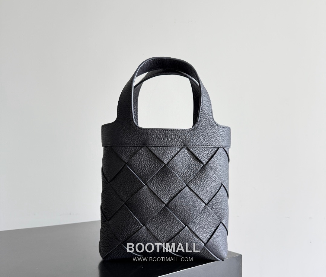 Bottega Veneta Diago Intrecciato Grained Calfskin Leather Black Crossbody Shoulder Bag 보테가베네타 디아고 인트레치아토 그레인 카프스킨 레더 블랙 크로스바디 숄더백 20145019 25cm 1