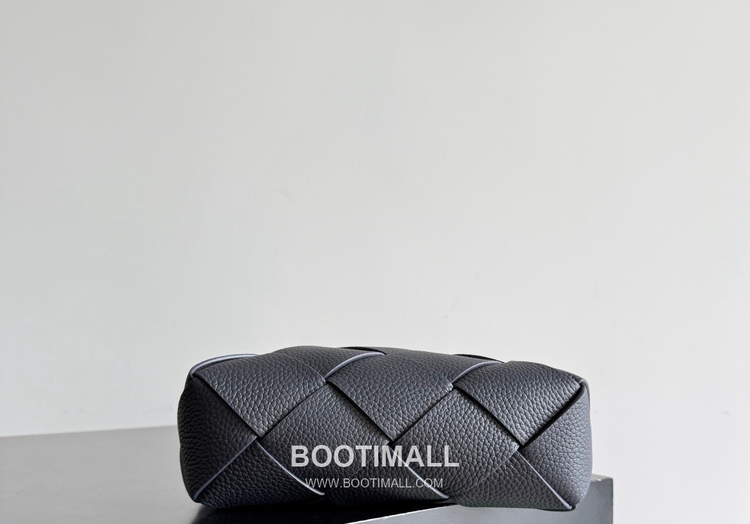 Bottega Veneta Diago Intrecciato Grained Calfskin Leather Black Crossbody Shoulder Bag 보테가베네타 디아고 인트레치아토 그레인 카프스킨 레더 블랙 크로스바디 숄더백 20145019 25cm 3