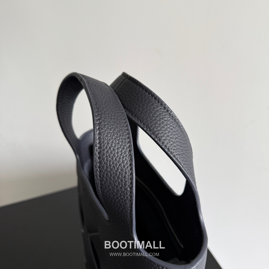 Bottega Veneta Diago Intrecciato Grained Calfskin Leather Black Crossbody Shoulder Bag 보테가베네타 디아고 인트레치아토 그레인 카프스킨 레더 블랙 크로스바디 숄더백 20145019 25cm 5