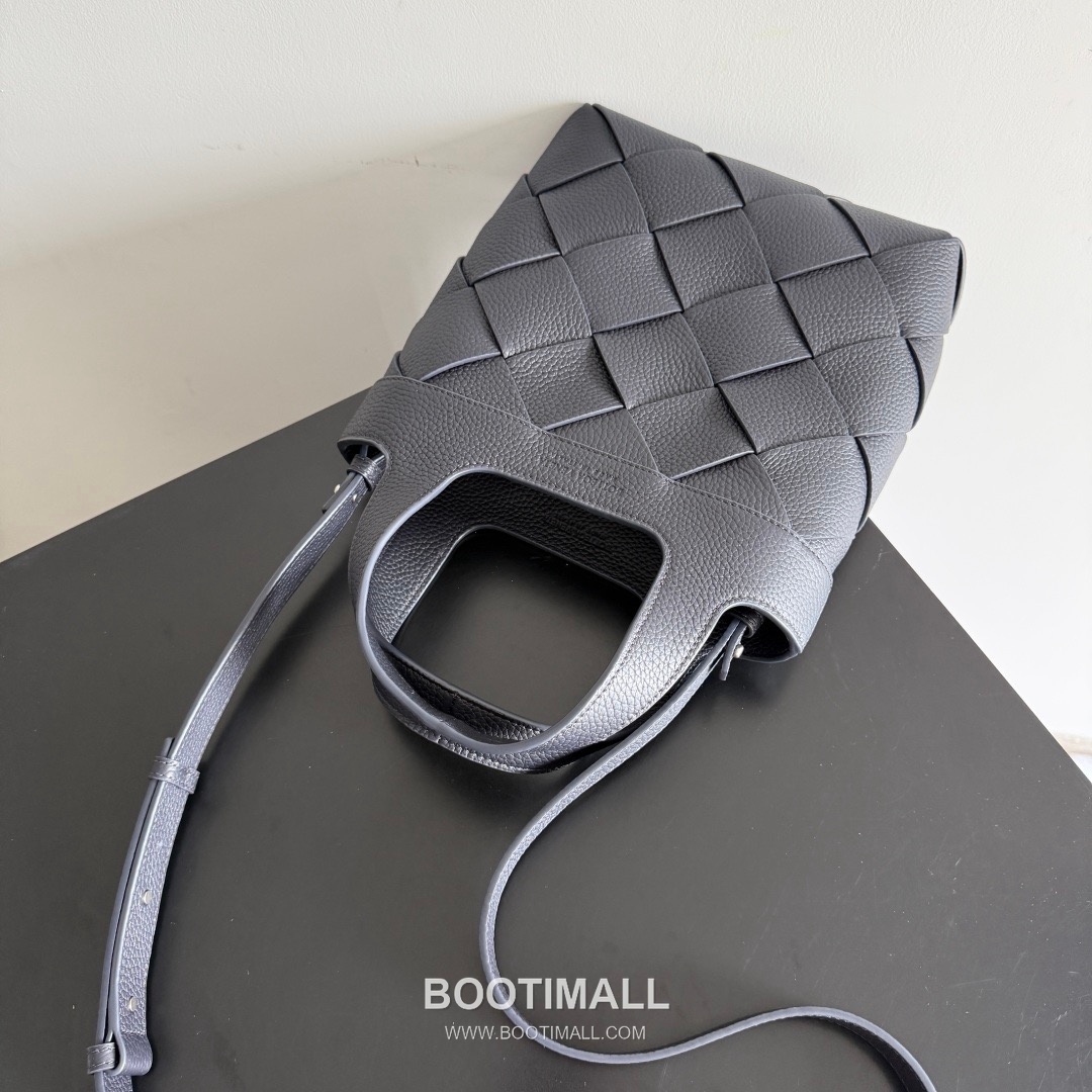 Bottega Veneta Diago Intrecciato Grained Calfskin Leather Black Crossbody Shoulder Bag 보테가베네타 디아고 인트레치아토 그레인 카프스킨 레더 블랙 크로스바디 숄더백 20145019 25cm 7