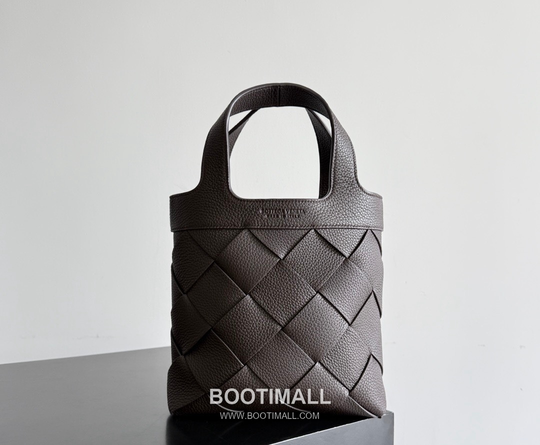 Bottega Veneta Diago Intrecciato Grained Calfskin Leather Black Crossbody Shoulder Bag 보테가베네타 디아고 인트레치아토 그레인 카프스킨 레더 블랙 크로스바디 숄더백 20145019 25cm 1