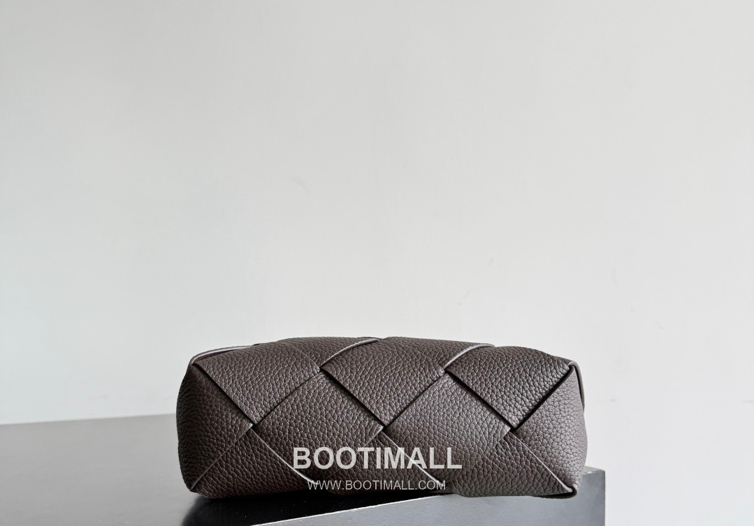 Bottega Veneta Diago Intrecciato Grained Calfskin Leather Black Crossbody Shoulder Bag 보테가베네타 디아고 인트레치아토 그레인 카프스킨 레더 블랙 크로스바디 숄더백 20145019 25cm 3