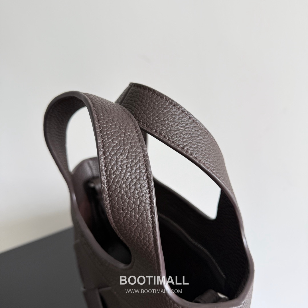 Bottega Veneta Diago Intrecciato Grained Calfskin Leather Black Crossbody Shoulder Bag 보테가베네타 디아고 인트레치아토 그레인 카프스킨 레더 블랙 크로스바디 숄더백 20145019 25cm 5