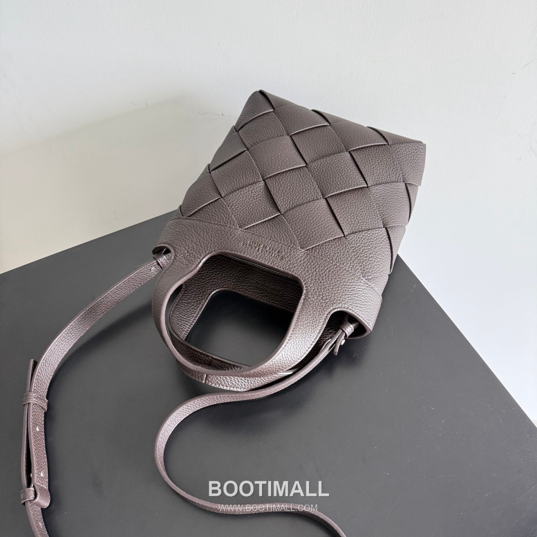 Bottega Veneta Diago Intrecciato Grained Calfskin Leather Black Crossbody Shoulder Bag 보테가베네타 디아고 인트레치아토 그레인 카프스킨 레더 블랙 크로스바디 숄더백 20145019 25cm 7