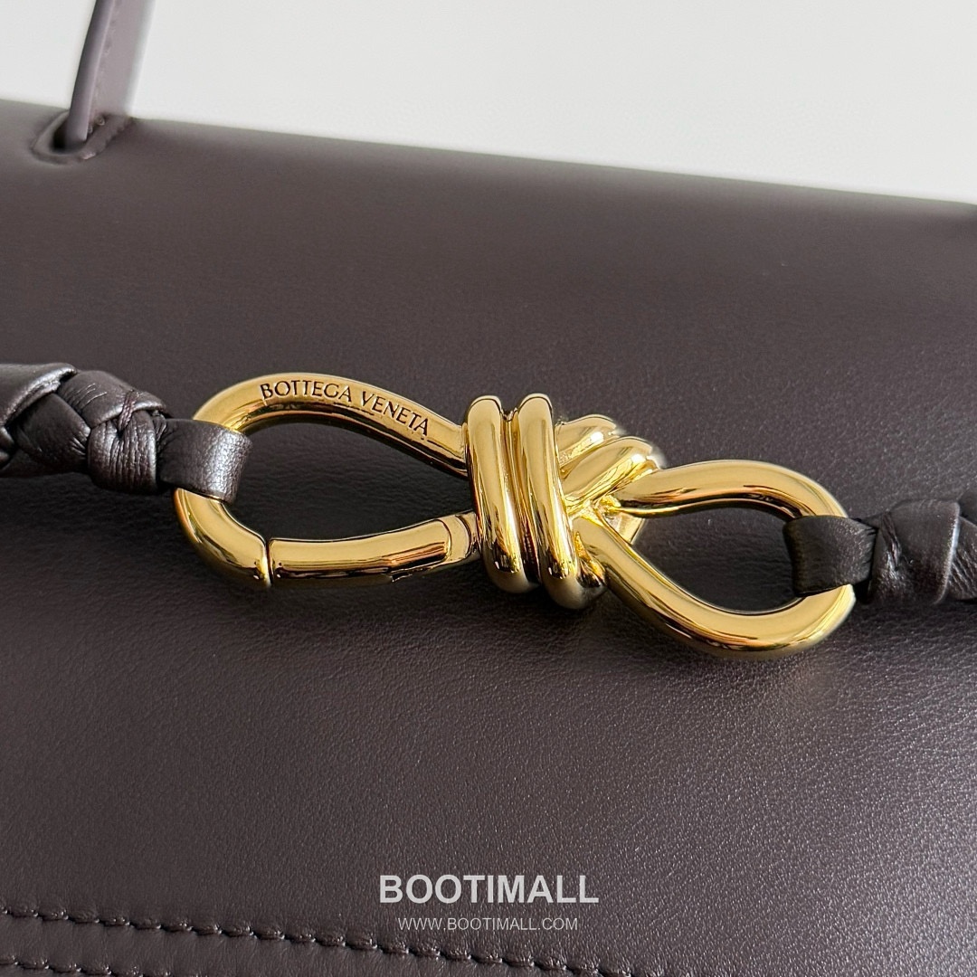 Bottega Veneta Ciao Ciao Smooth Calfskin Leather Black Knot Flap Top Handle Shoulder Bag 보테가베네타 차오차오 스무스 카프스킨 레더 블랙 노트 플랩 탑핸들 숄더백 20191980 34cm 14