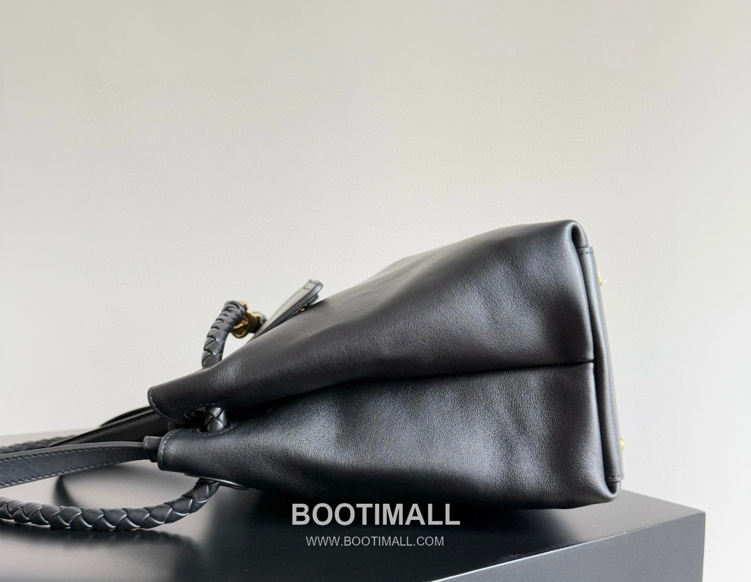 Bottega Veneta Ciao Ciao Smooth Calfskin Leather Black Knot Flap Top Handle Shoulder Bag 보테가베네타 차오차오 스무스 카프스킨 레더 블랙 노트 플랩 탑핸들 숄더백 20191980 34cm 21