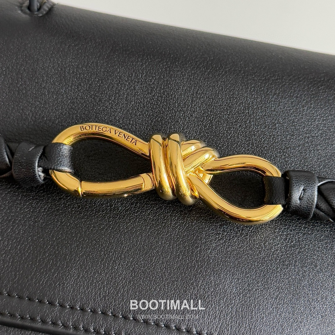 Bottega Veneta Ciao Ciao Smooth Calfskin Leather Black Knot Flap Top Handle Shoulder Bag 보테가베네타 차오차오 스무스 카프스킨 레더 블랙 노트 플랩 탑핸들 숄더백 20191980 34cm 23