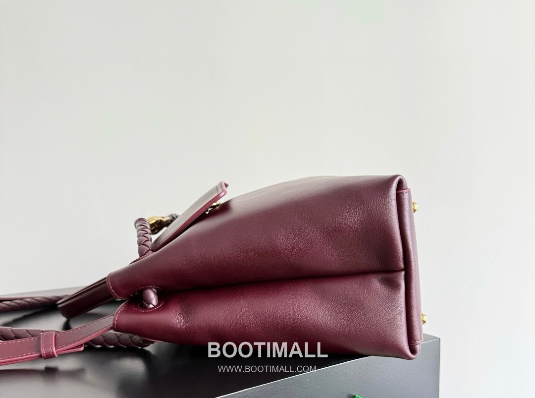 Bottega Veneta Ciao Ciao Smooth Calfskin Leather Black Knot Flap Top Handle Shoulder Bag 보테가베네타 차오차오 스무스 카프스킨 레더 블랙 노트 플랩 탑핸들 숄더백 20191980 34cm 12