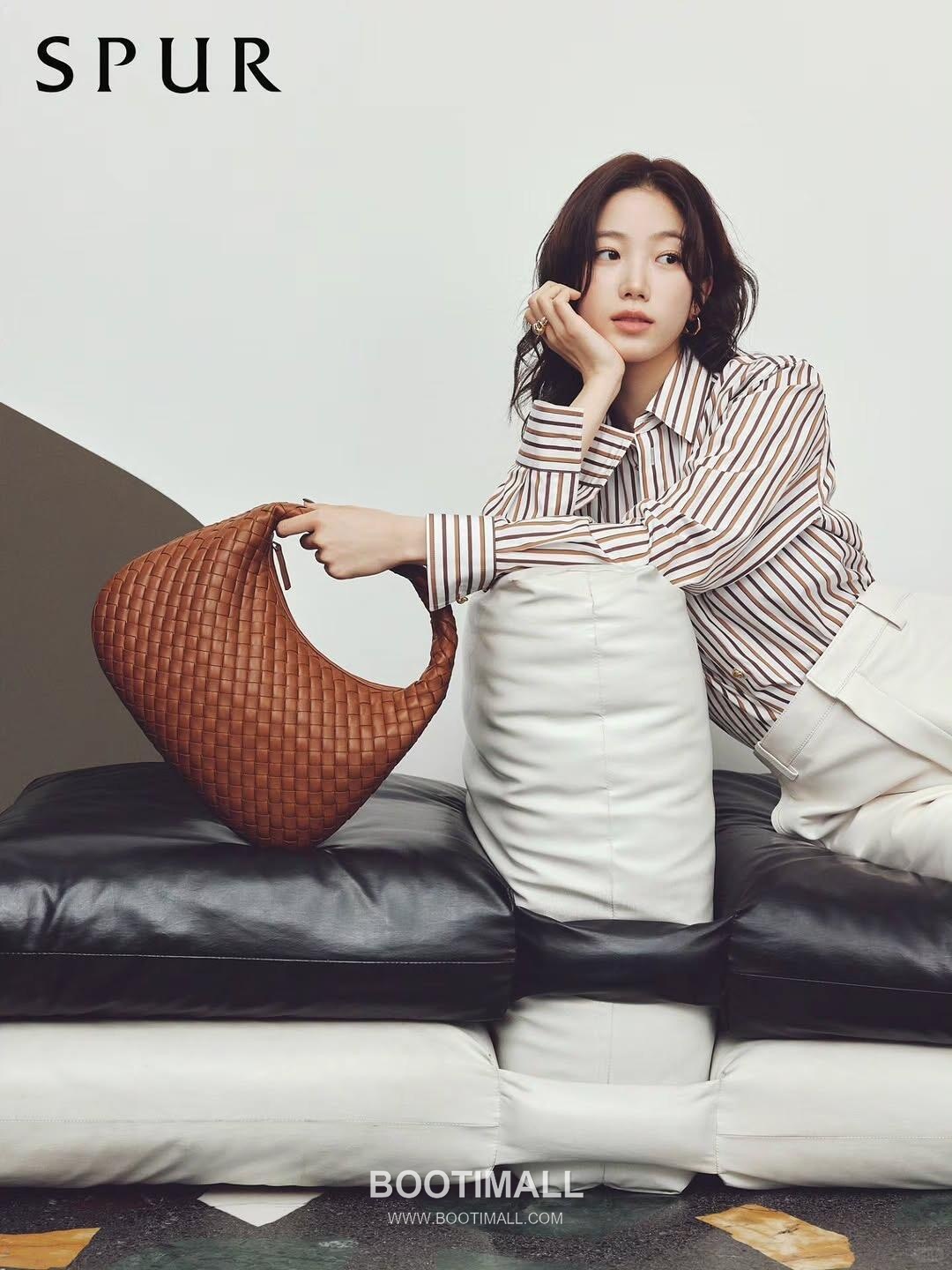 Bottega Veneta Nappa Supple Lambskin Leather Black Dumpling Hobo Shoulder Bag 보테가베네타 나파 서플 램스킨 레더 블랙 만두형 호보 숄더백 20191680 44cm 1