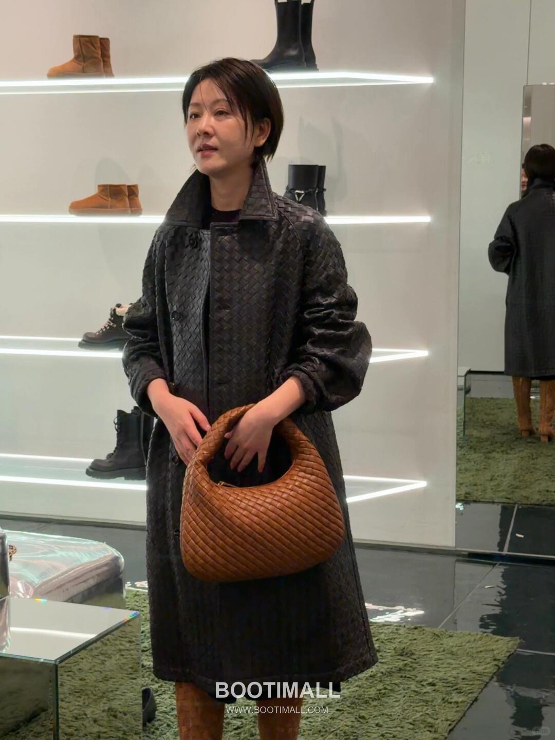 Bottega Veneta Nappa Supple Lambskin Leather Black Dumpling Hobo Shoulder Bag 보테가베네타 나파 서플 램스킨 레더 블랙 만두형 호보 숄더백 20191680 44cm 5