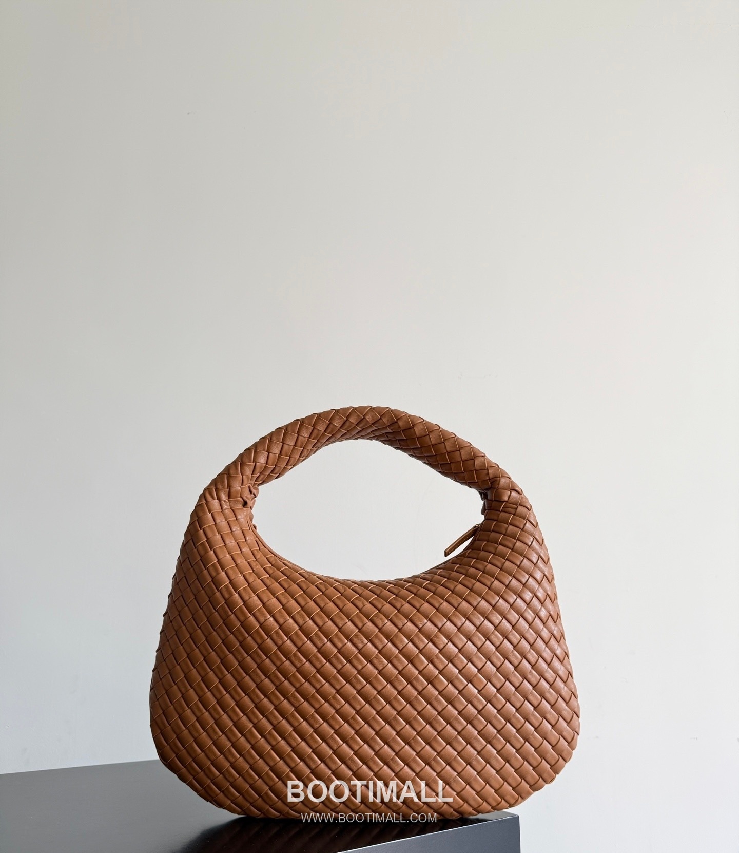 Bottega Veneta Nappa Supple Lambskin Leather Black Dumpling Hobo Shoulder Bag 보테가베네타 나파 서플 램스킨 레더 블랙 만두형 호보 숄더백 20191680 44cm 10