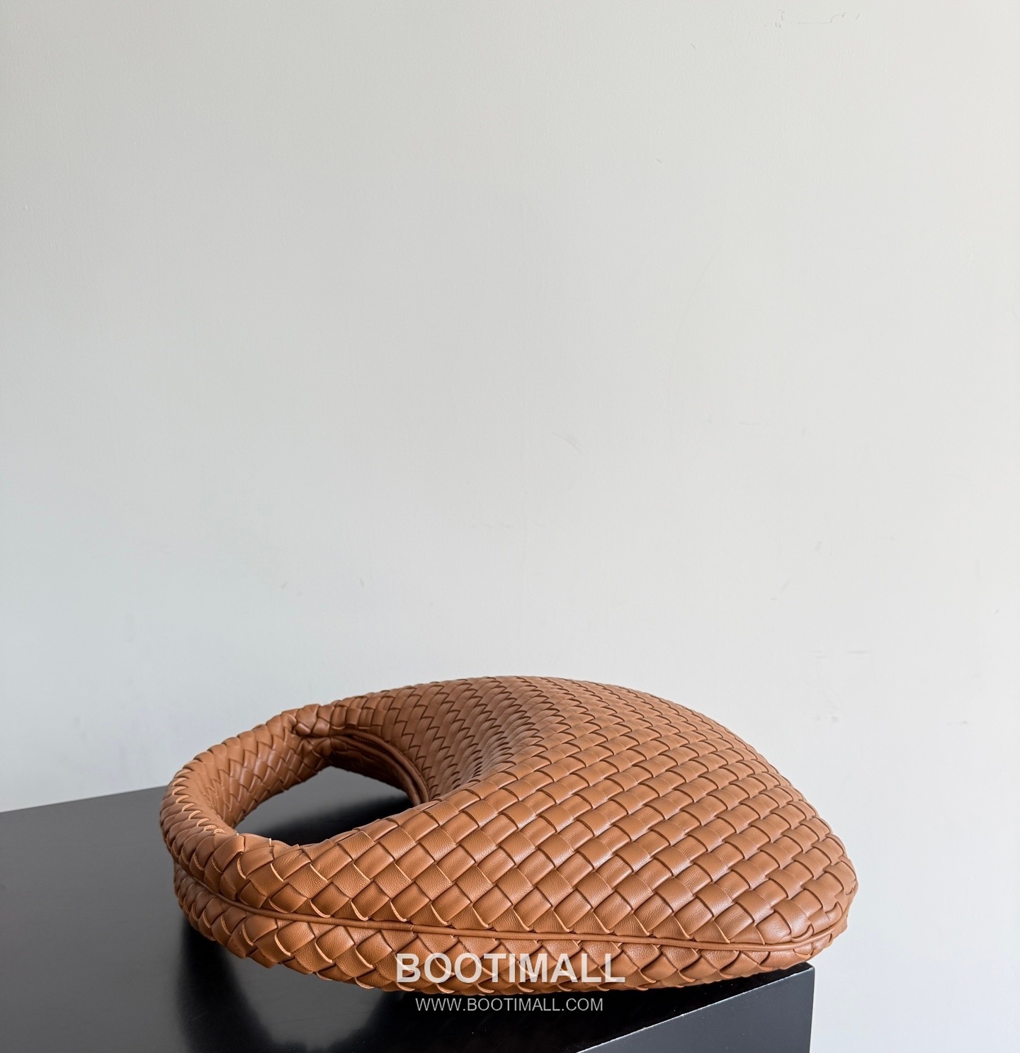 Bottega Veneta Nappa Supple Lambskin Leather Black Dumpling Hobo Shoulder Bag 보테가베네타 나파 서플 램스킨 레더 블랙 만두형 호보 숄더백 20191680 44cm 11