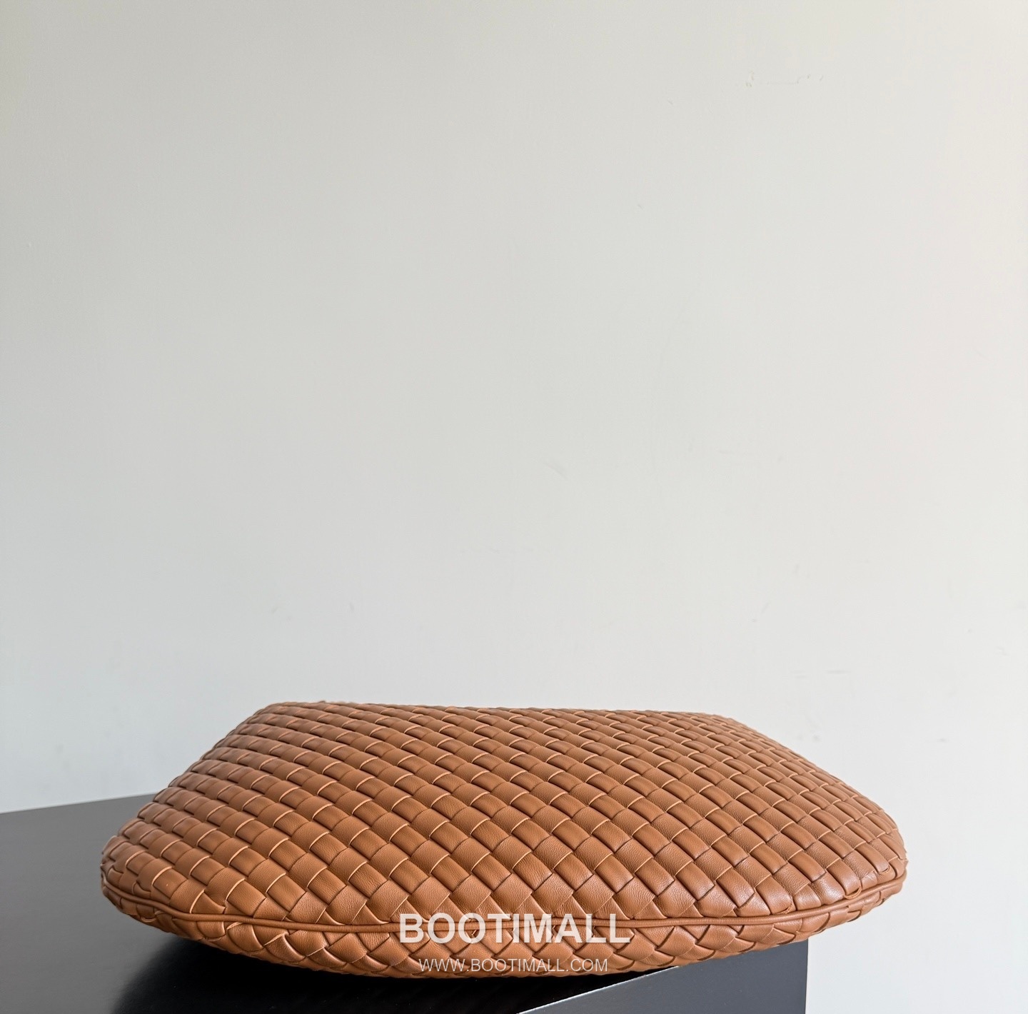 Bottega Veneta Nappa Supple Lambskin Leather Black Dumpling Hobo Shoulder Bag 보테가베네타 나파 서플 램스킨 레더 블랙 만두형 호보 숄더백 20191680 44cm 12