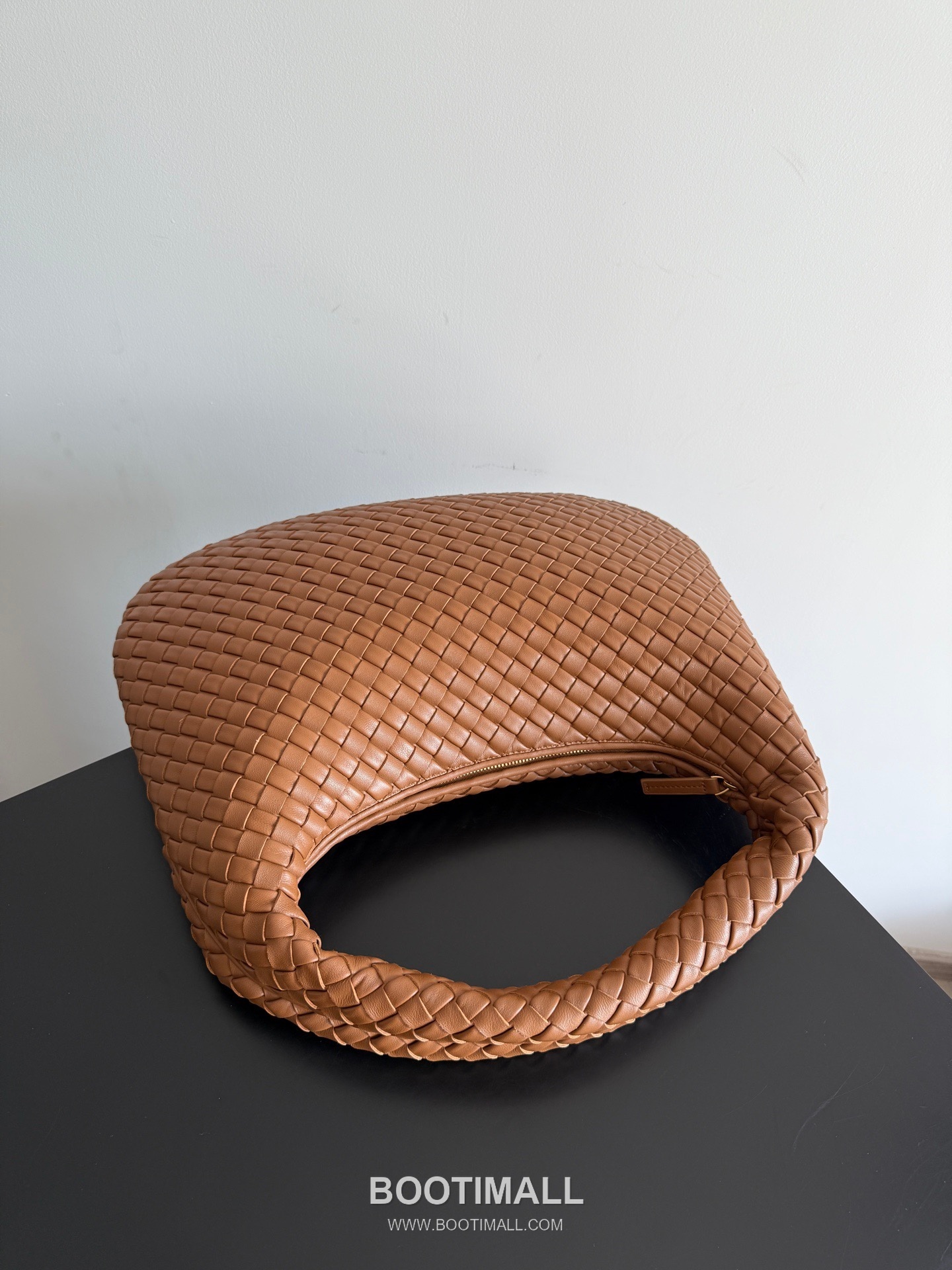 Bottega Veneta Nappa Supple Lambskin Leather Black Dumpling Hobo Shoulder Bag 보테가베네타 나파 서플 램스킨 레더 블랙 만두형 호보 숄더백 20191680 44cm 13