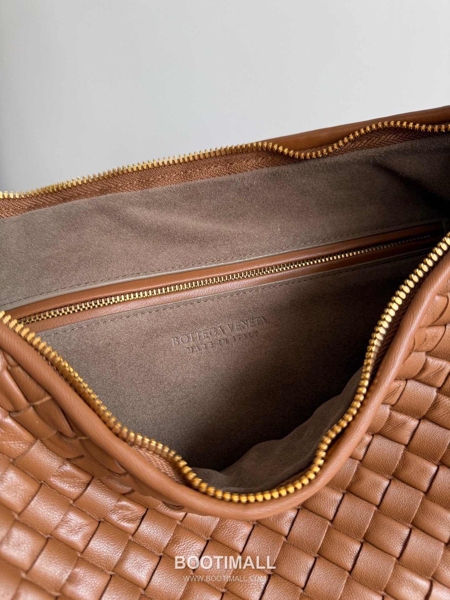 Bottega Veneta Nappa Supple Lambskin Leather Black Dumpling Hobo Shoulder Bag 보테가베네타 나파 서플 램스킨 레더 블랙 만두형 호보 숄더백 20191680 44cm 14