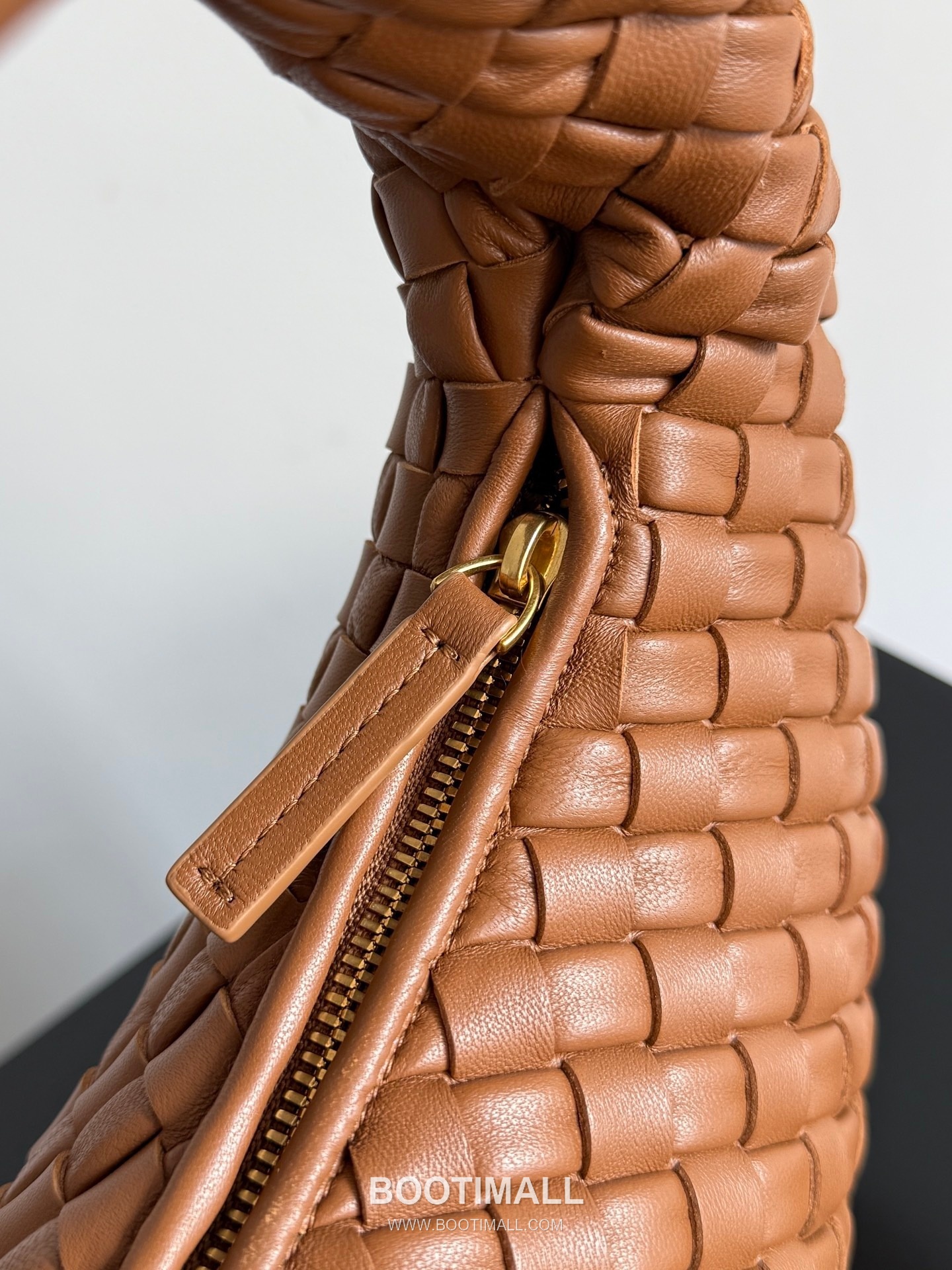 Bottega Veneta Nappa Supple Lambskin Leather Black Dumpling Hobo Shoulder Bag 보테가베네타 나파 서플 램스킨 레더 블랙 만두형 호보 숄더백 20191680 44cm 15