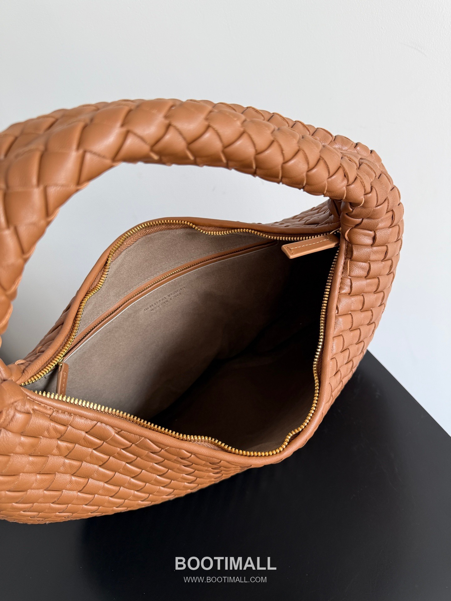 Bottega Veneta Nappa Supple Lambskin Leather Black Dumpling Hobo Shoulder Bag 보테가베네타 나파 서플 램스킨 레더 블랙 만두형 호보 숄더백 20191680 44cm 18