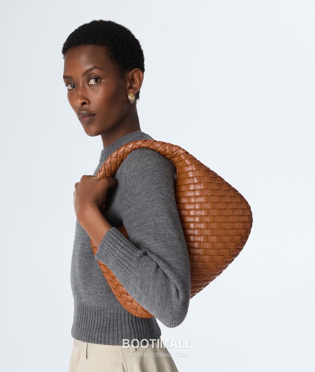 Bottega Veneta Nappa Supple Lambskin Leather Black Dumpling Hobo Shoulder Bag 보테가베네타 나파 서플 램스킨 레더 블랙 만두형 호보 숄더백 20191680 44cm 20