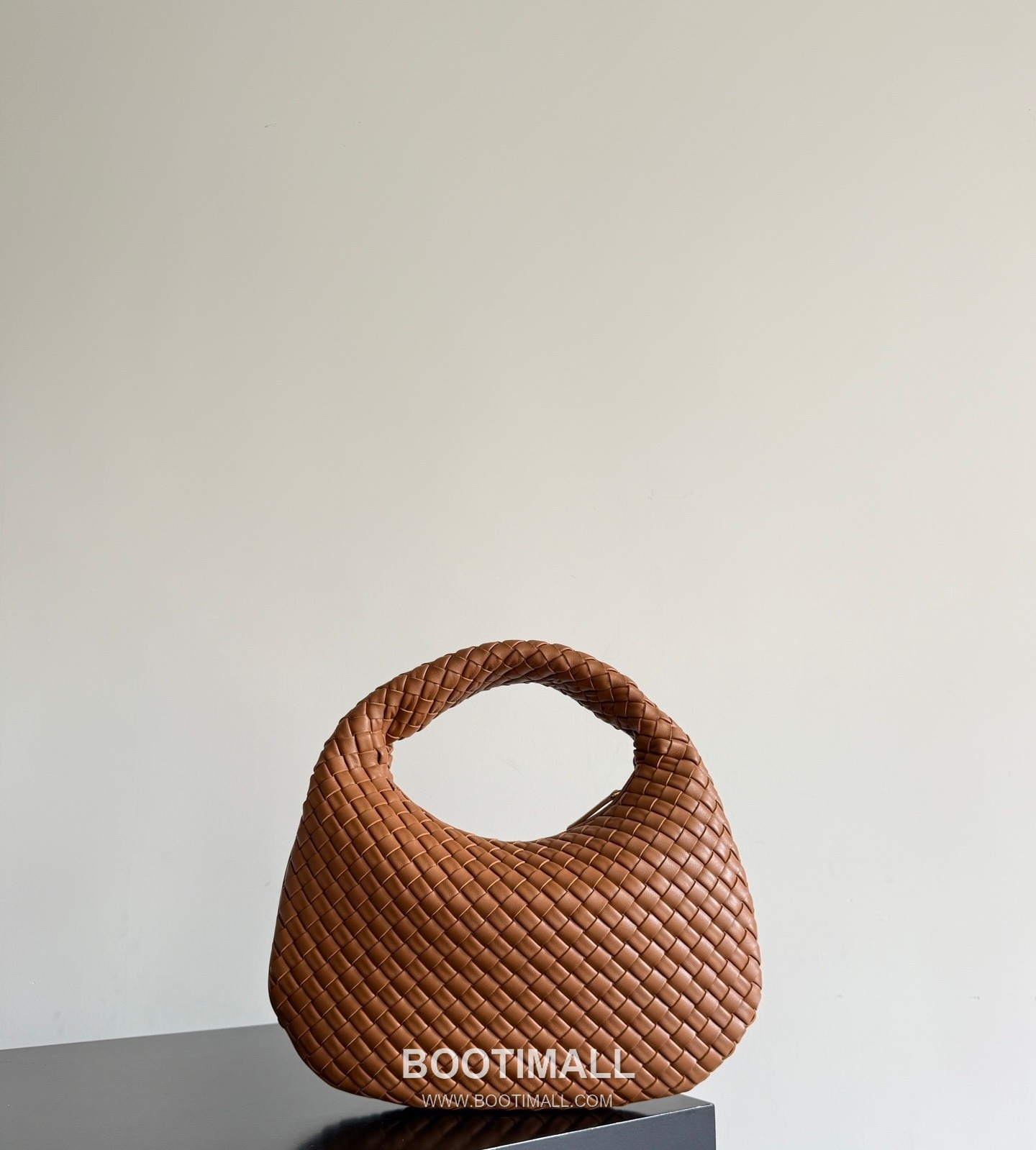 Bottega Veneta Nappa Supple Lambskin Leather Black Dumpling Hobo Shoulder Bag 보테가베네타 나파 서플 램스킨 레더 블랙 만두형 호보 숄더백 20191480 35cm 1