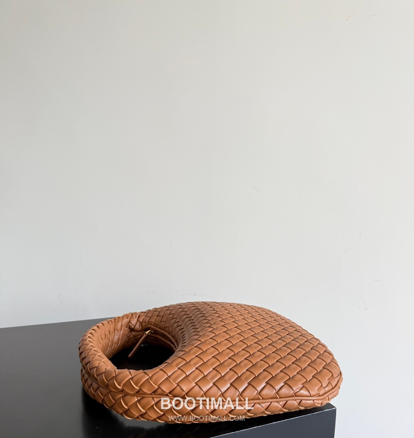 Bottega Veneta Nappa Supple Lambskin Leather Black Dumpling Hobo Shoulder Bag 보테가베네타 나파 서플 램스킨 레더 블랙 만두형 호보 숄더백 20191480 35cm 2