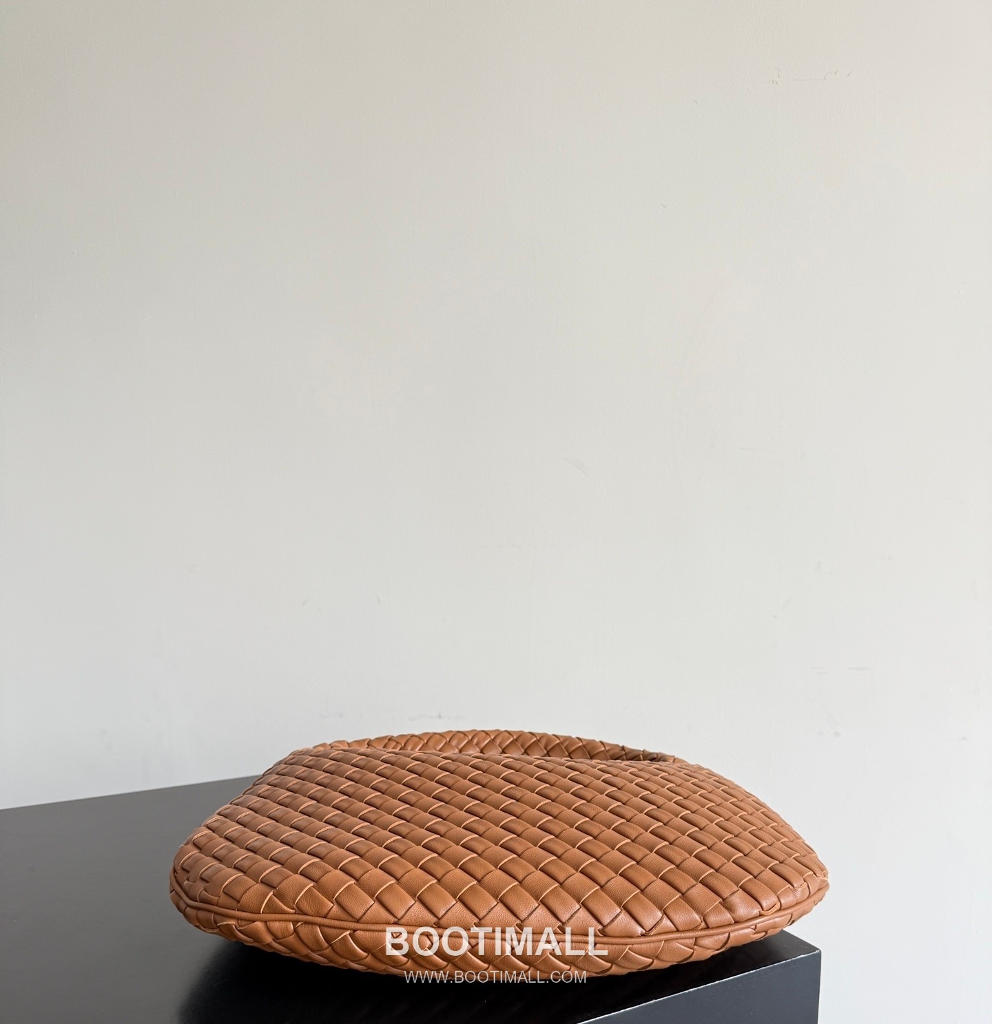 Bottega Veneta Nappa Supple Lambskin Leather Black Dumpling Hobo Shoulder Bag 보테가베네타 나파 서플 램스킨 레더 블랙 만두형 호보 숄더백 20191480 35cm 3