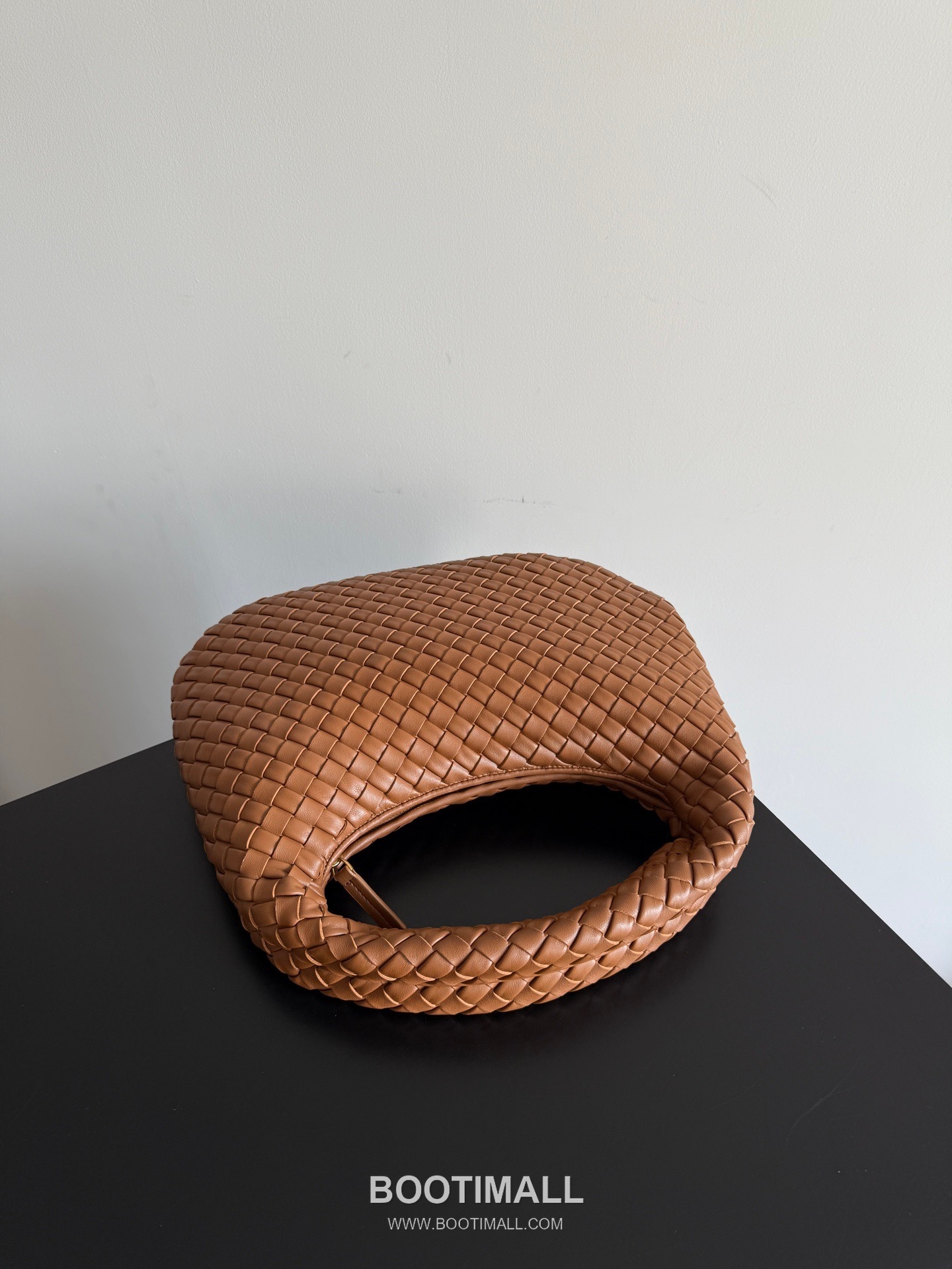 Bottega Veneta Nappa Supple Lambskin Leather Black Dumpling Hobo Shoulder Bag 보테가베네타 나파 서플 램스킨 레더 블랙 만두형 호보 숄더백 20191480 35cm 4