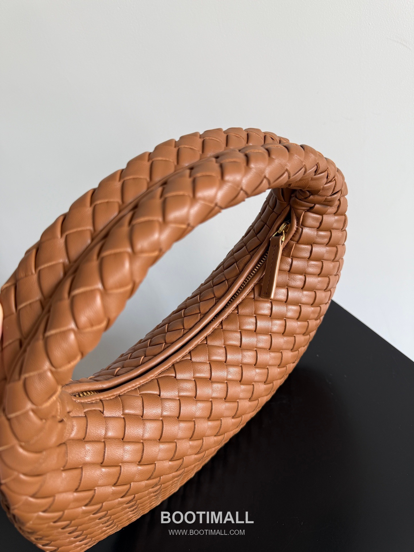 Bottega Veneta Nappa Supple Lambskin Leather Black Dumpling Hobo Shoulder Bag 보테가베네타 나파 서플 램스킨 레더 블랙 만두형 호보 숄더백 20191480 35cm 5