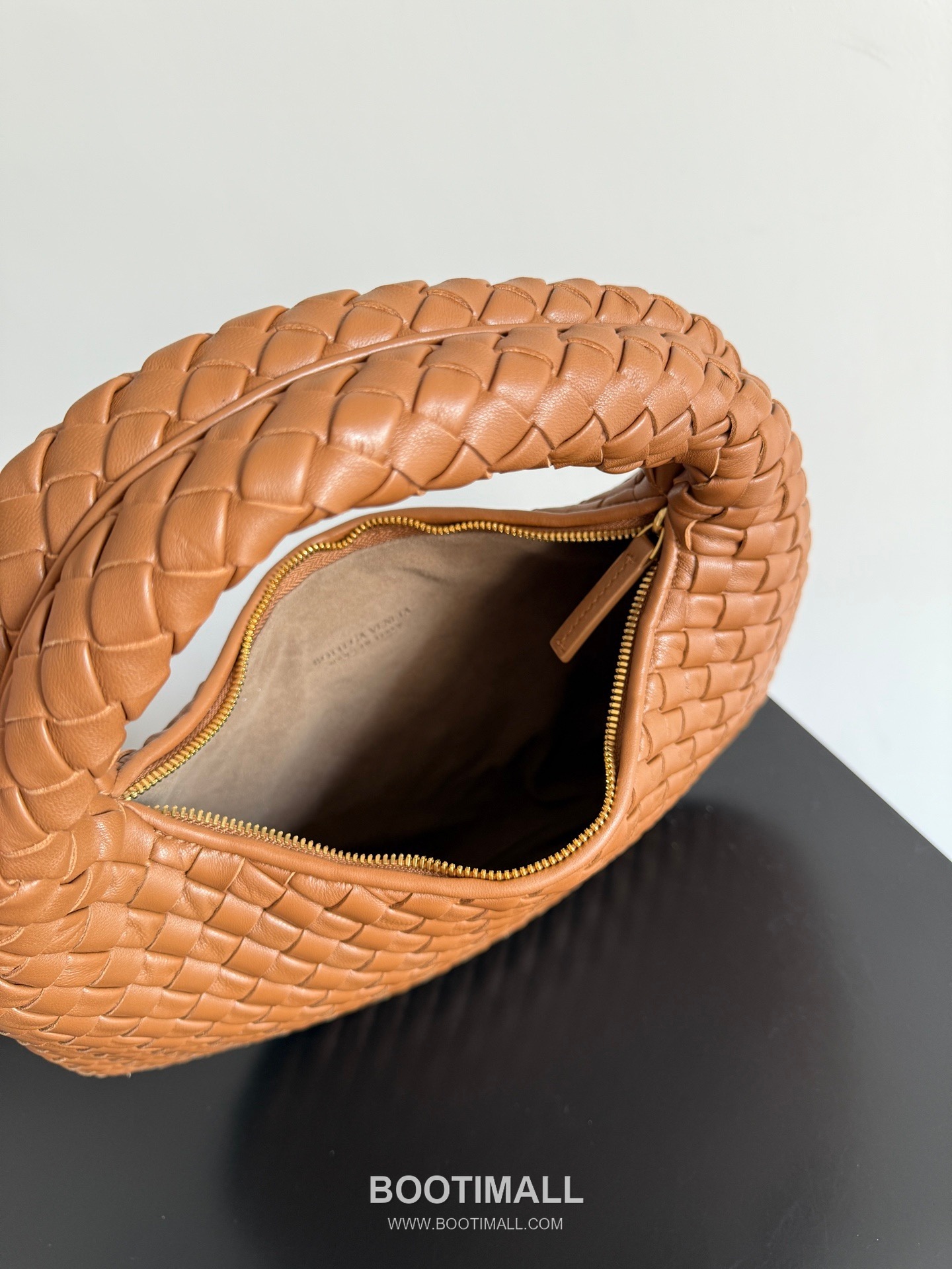 Bottega Veneta Nappa Supple Lambskin Leather Black Dumpling Hobo Shoulder Bag 보테가베네타 나파 서플 램스킨 레더 블랙 만두형 호보 숄더백 20191480 35cm 7