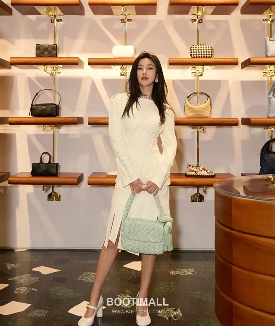 Bottega Veneta Kalimero Citta Intrecciato Calfskin Leather Black Knot Shoulder Bag 보테가베네타 칼리메로 치타 인트레치아토 카프스킨 레더 블랙 매듭 숄더백 20192380 25cm 3