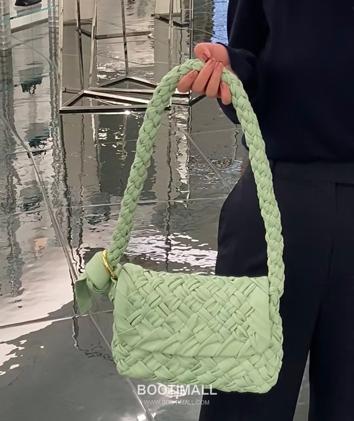 Bottega Veneta Kalimero Citta Intrecciato Calfskin Leather Black Knot Shoulder Bag 보테가베네타 칼리메로 치타 인트레치아토 카프스킨 레더 블랙 매듭 숄더백 20192380 25cm 4