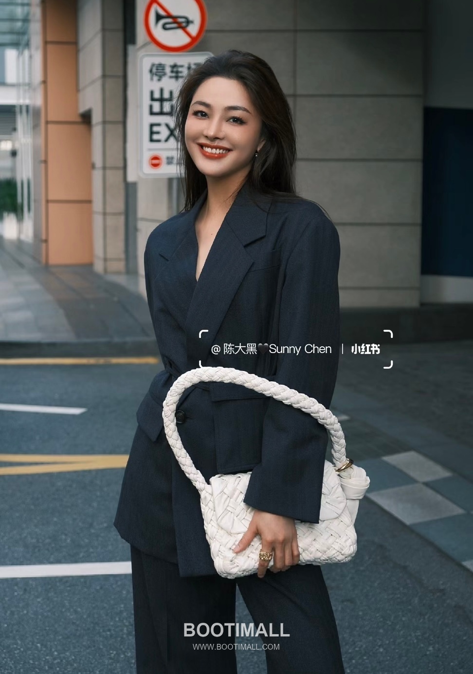 Bottega Veneta Kalimero Citta Intrecciato Calfskin Leather Black Knot Shoulder Bag 보테가베네타 칼리메로 치타 인트레치아토 카프스킨 레더 블랙 매듭 숄더백 20192380 25cm 5