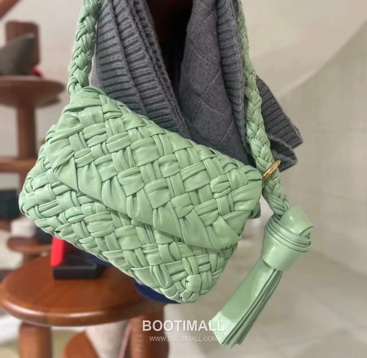 Bottega Veneta Kalimero Citta Intrecciato Calfskin Leather Black Knot Shoulder Bag 보테가베네타 칼리메로 치타 인트레치아토 카프스킨 레더 블랙 매듭 숄더백 20192380 25cm 8