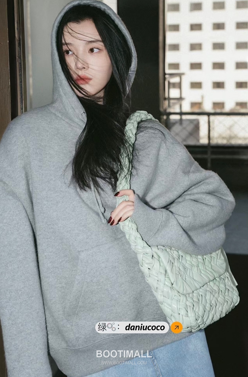 Bottega Veneta Kalimero Citta Intrecciato Calfskin Leather Black Knot Shoulder Bag 보테가베네타 칼리메로 치타 인트레치아토 카프스킨 레더 블랙 매듭 숄더백 20192380 25cm 9