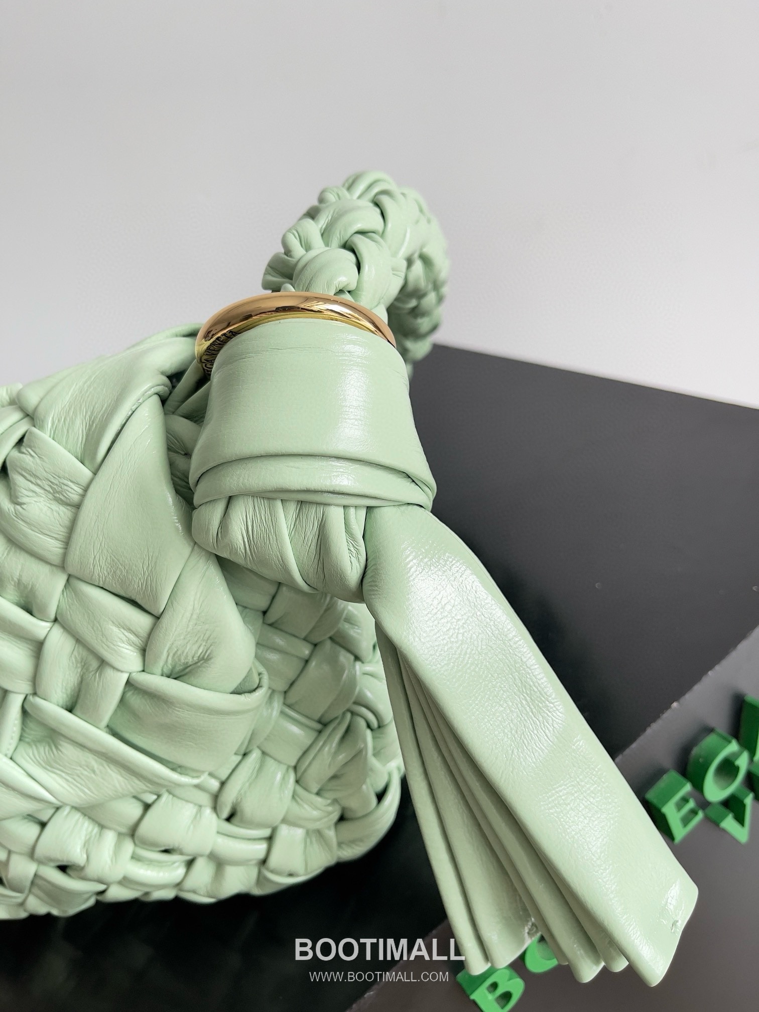 Bottega Veneta Kalimero Citta Intrecciato Calfskin Leather Black Knot Shoulder Bag 보테가베네타 칼리메로 치타 인트레치아토 카프스킨 레더 블랙 매듭 숄더백 20192380 25cm 13