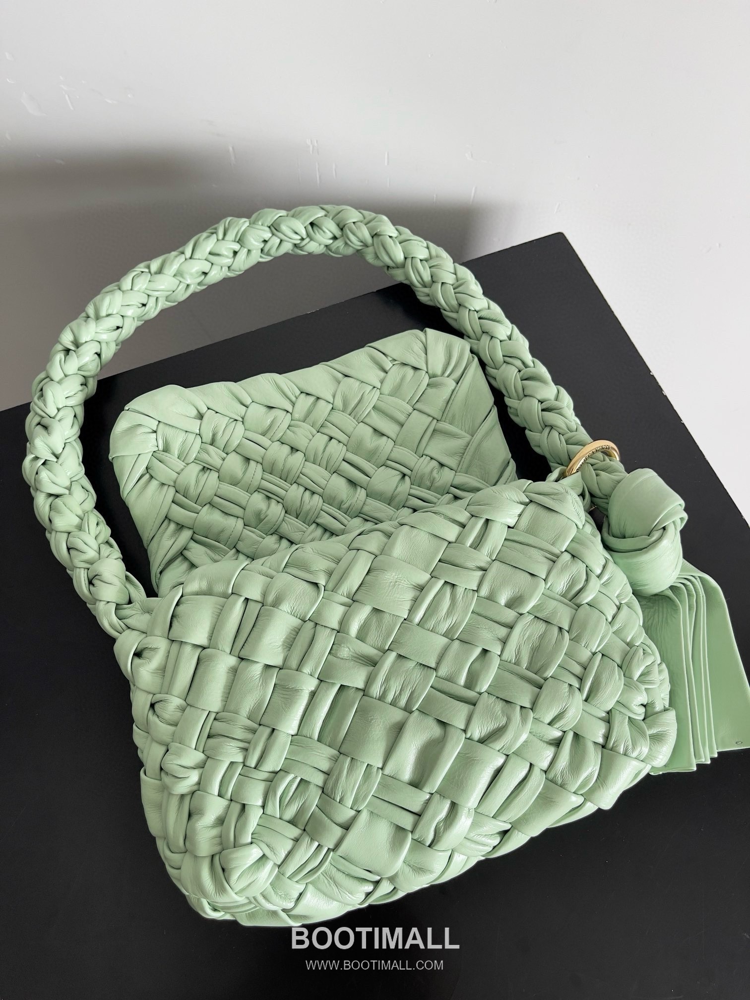 Bottega Veneta Kalimero Citta Intrecciato Calfskin Leather Black Knot Shoulder Bag 보테가베네타 칼리메로 치타 인트레치아토 카프스킨 레더 블랙 매듭 숄더백 20192380 25cm 15