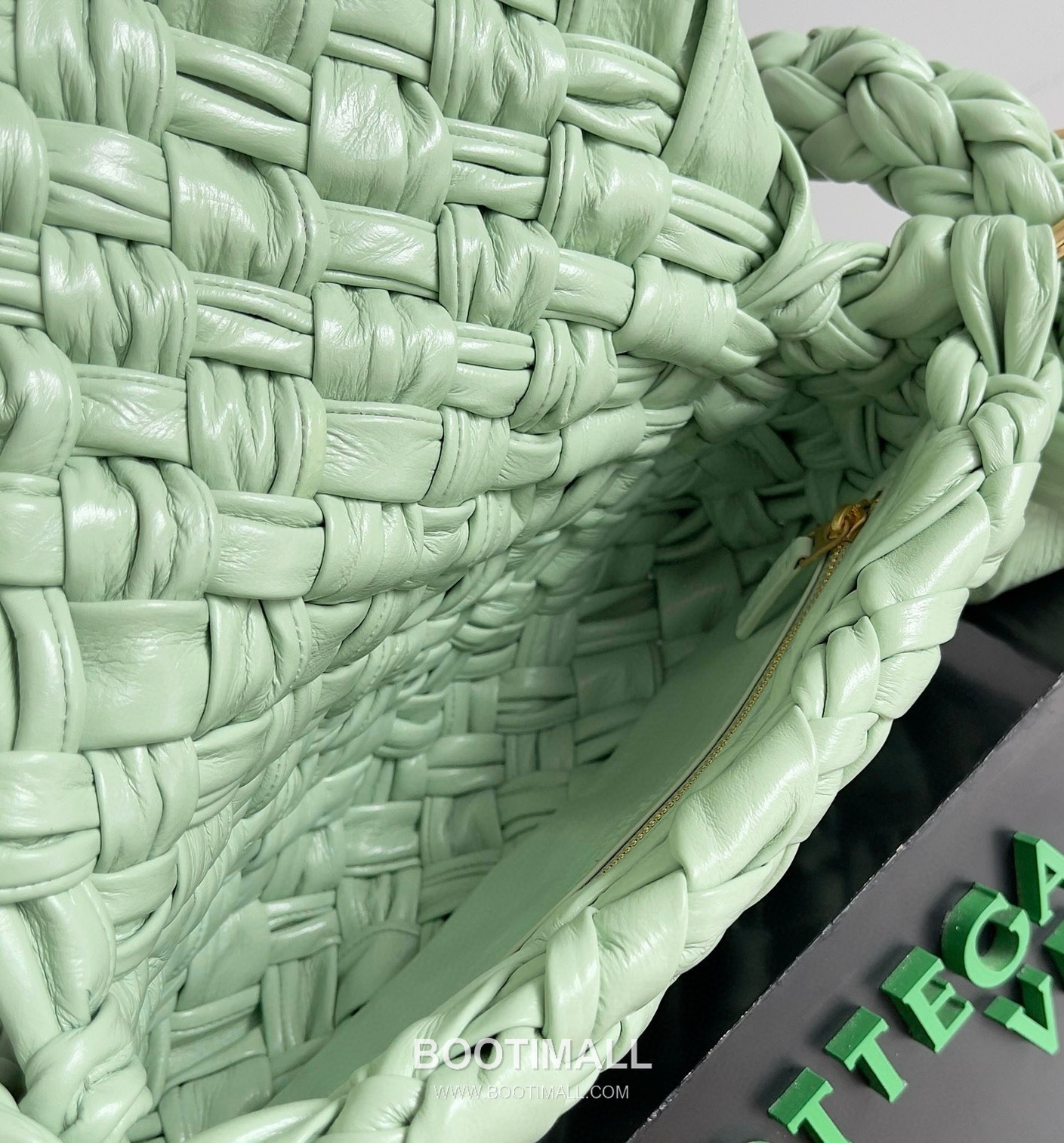 Bottega Veneta Kalimero Citta Intrecciato Calfskin Leather Black Knot Shoulder Bag 보테가베네타 칼리메로 치타 인트레치아토 카프스킨 레더 블랙 매듭 숄더백 20192380 25cm 18