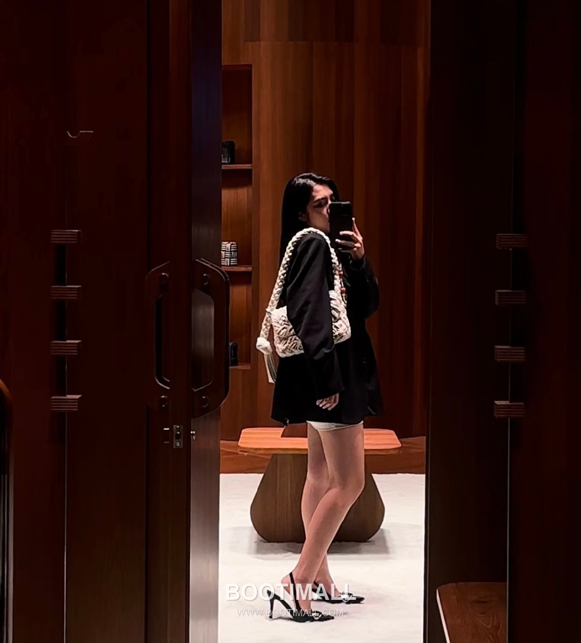 Bottega Veneta Kalimero Citta Intrecciato Calfskin Leather Black Knot Shoulder Bag 보테가베네타 칼리메로 치타 인트레치아토 카프스킨 레더 블랙 매듭 숄더백 20192380 25cm 5