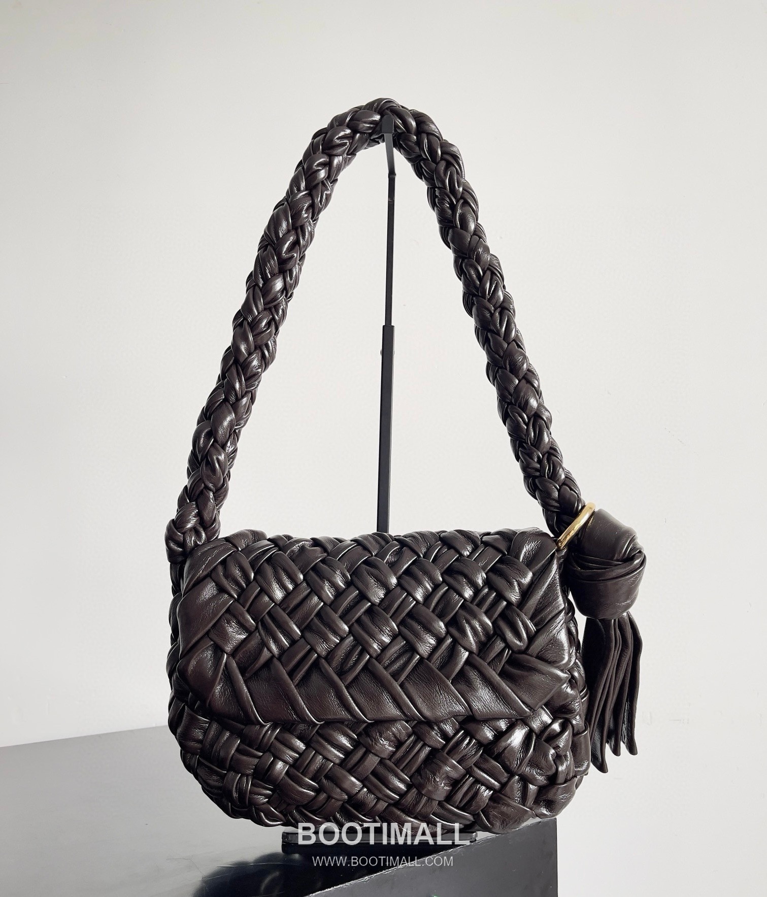 Bottega Veneta Kalimero Citta Intrecciato Calfskin Leather Black Knot Shoulder Bag 보테가베네타 칼리메로 치타 인트레치아토 카프스킨 레더 블랙 매듭 숄더백 20192380 25cm 10