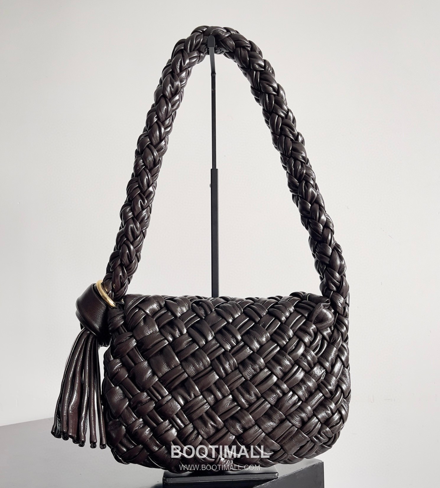 Bottega Veneta Kalimero Citta Intrecciato Calfskin Leather Black Knot Shoulder Bag 보테가베네타 칼리메로 치타 인트레치아토 카프스킨 레더 블랙 매듭 숄더백 20192380 25cm 12